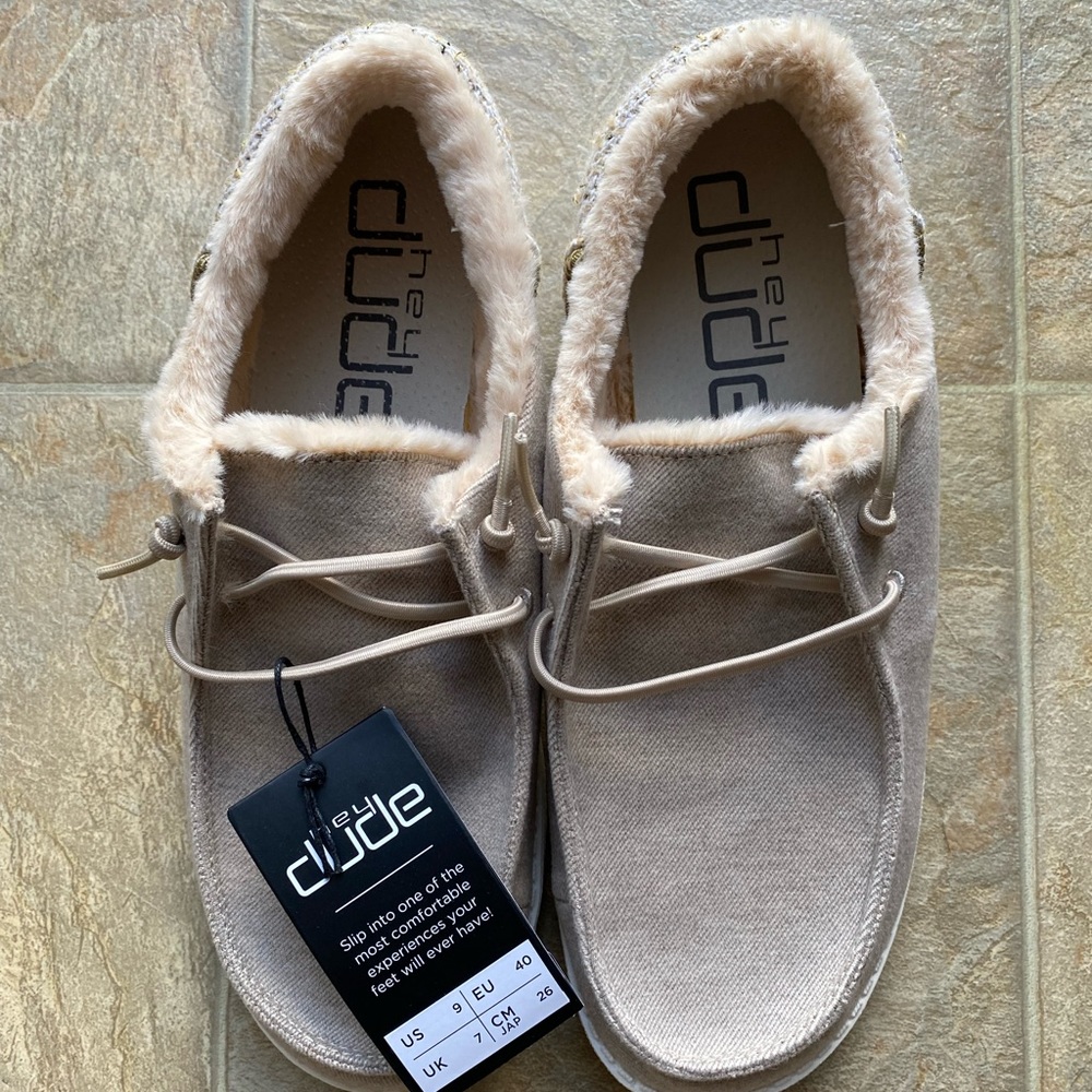 Womens Hey Dudes. NWT. Tan/Gold. Fur lined. Size 9
